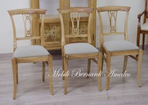 Sedia classica in noce massello verniciato chiaro anticato con seduta imbottita e rivestita con tessuto